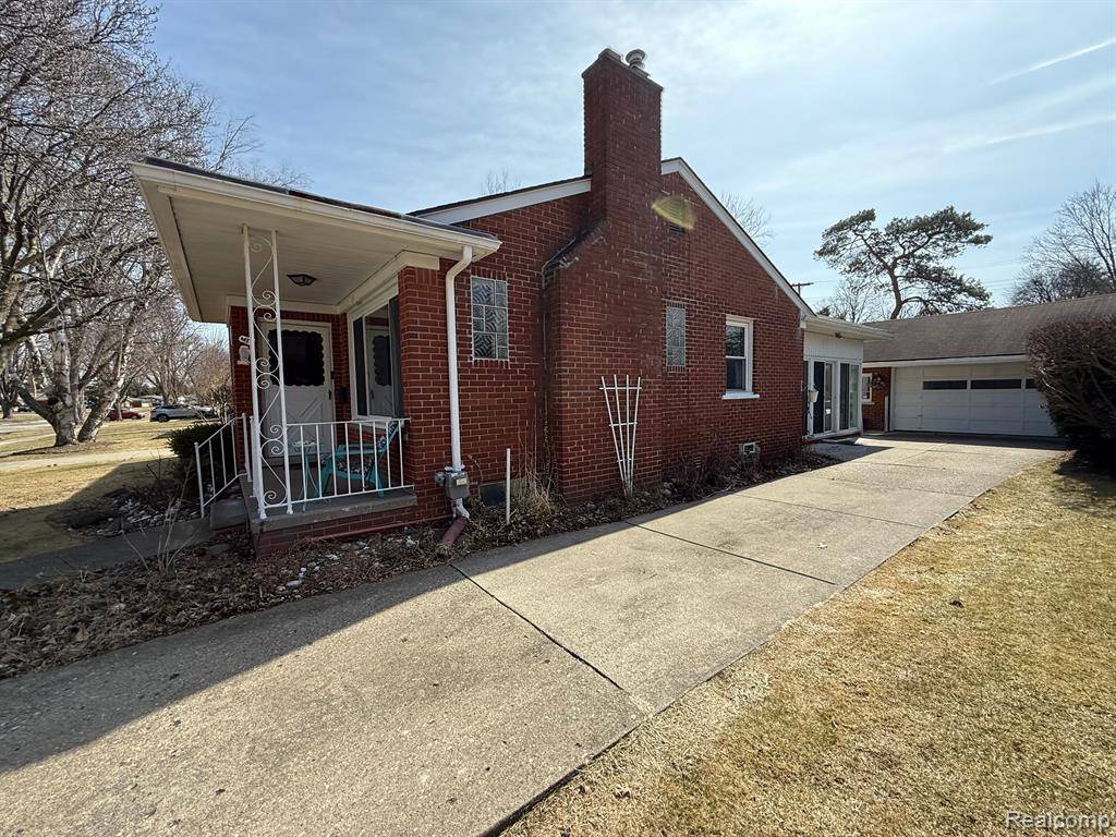 Mount Clemens, MI 48043,377 Wellington Crescent Boulevard