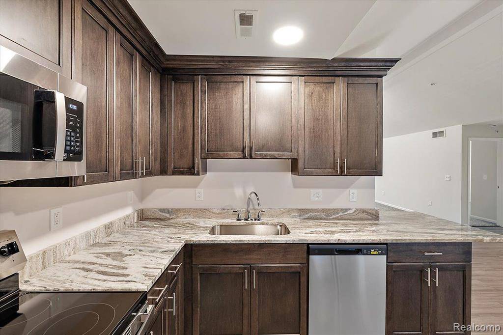 Sterling Heights, MI 48312,8292 HEYWOOD Circle