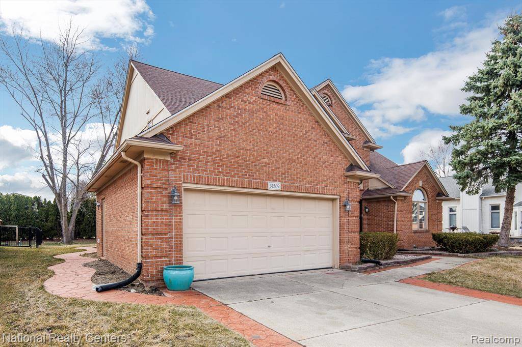 Macomb, MI 48042,51569 PINEWOOD Drive