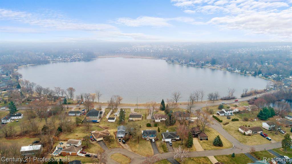 Waterford, MI 48327,7594 Woodside Place
