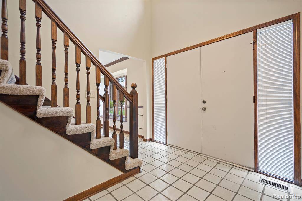West Bloomfield, MI,6275 FAIRBROOK Court