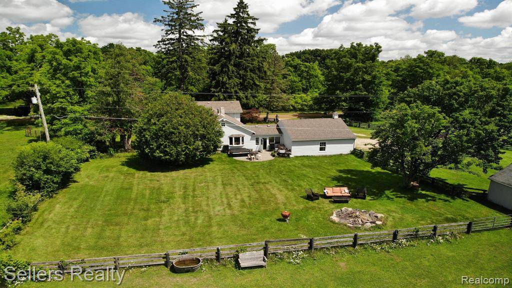Holly, MI 48442,8162 GROVELAND Road