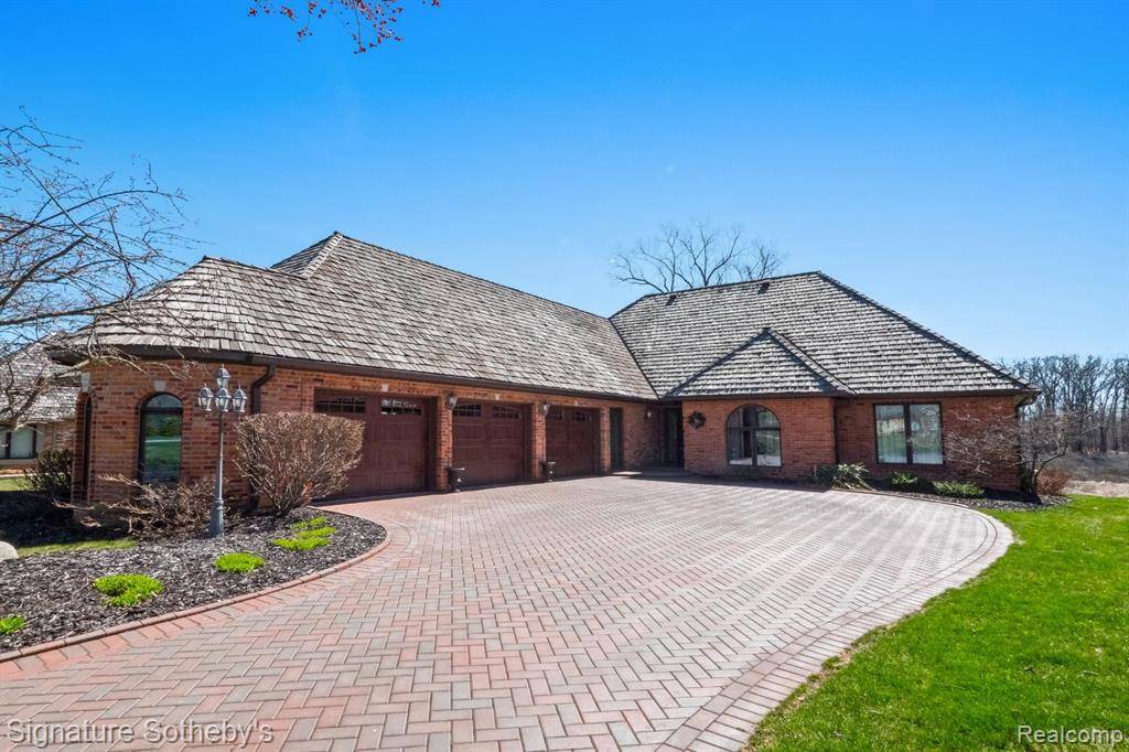 Fenton, MI 48430,22 CHATEAUX DU LAC