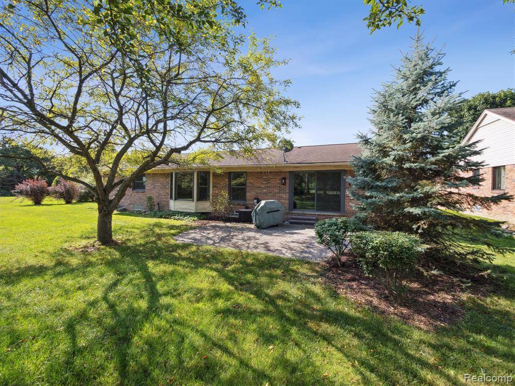 Northville, MI 48168,17018 WHITE HAVEN Drive
