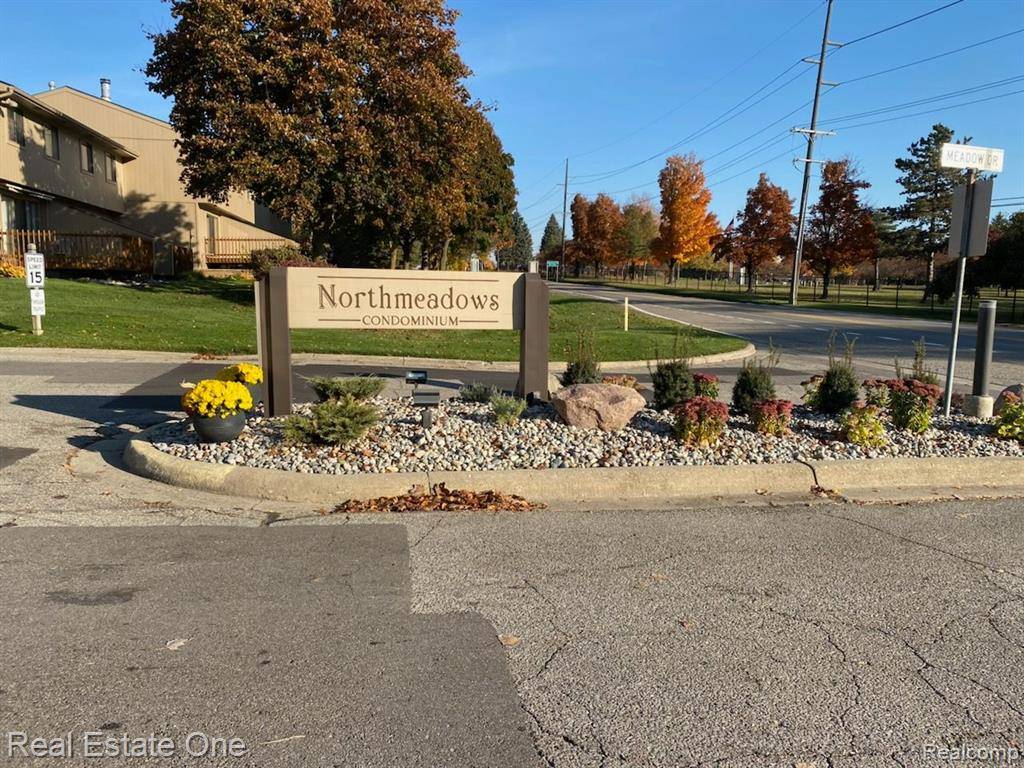 Waterford, MI 48329,4361 S MEADOW S Drive