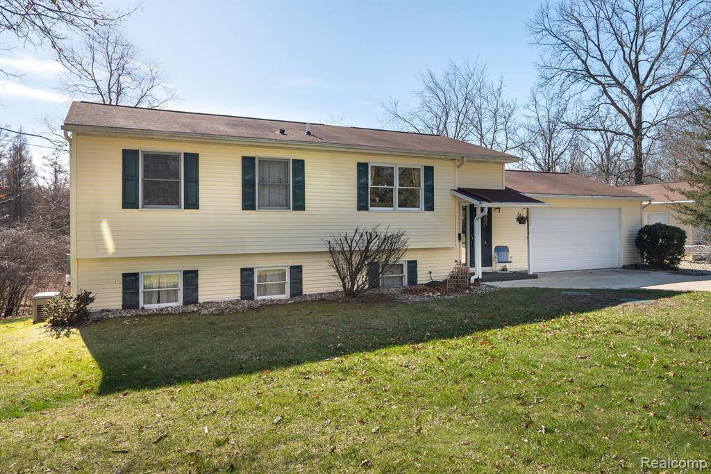 Howell, MI 48843,3772 E COON LAKE Road