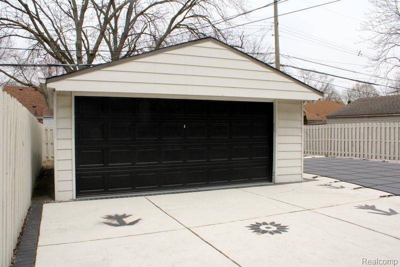 Allen Park, MI 48101,15590 ANGELIQUE Avenue