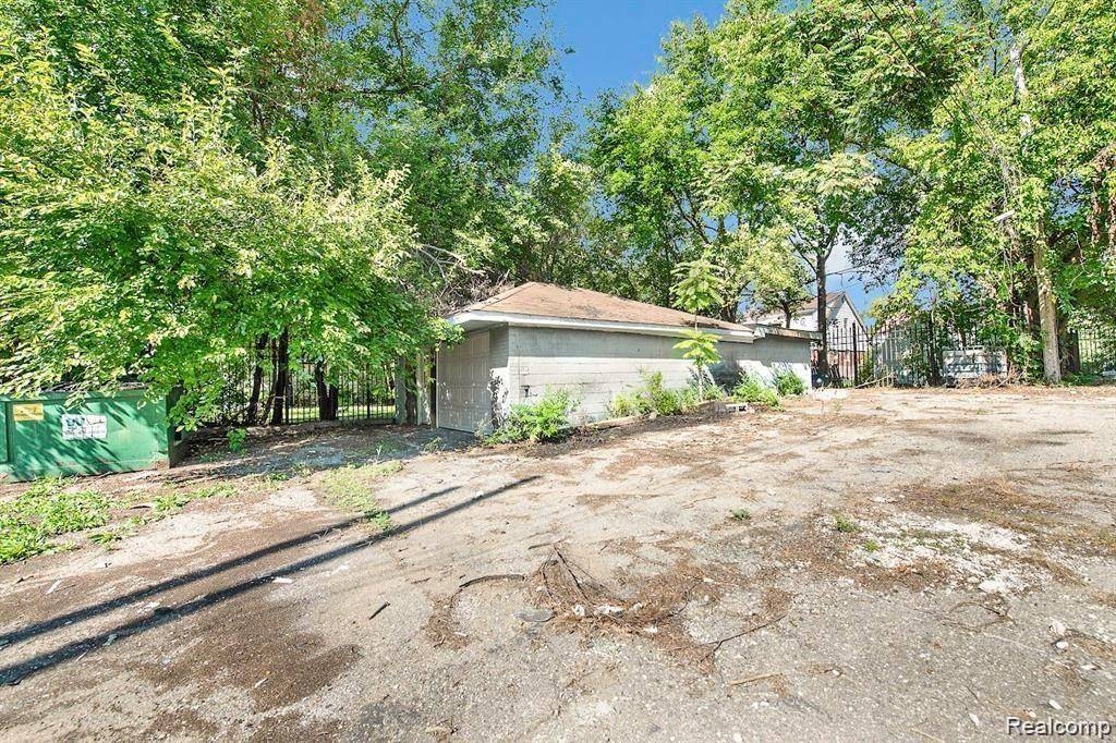 Detroit, MI 48219,18421 LAHSER Road