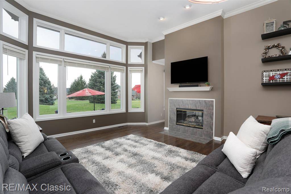 South Lyon, MI 48178,23760 SPY GLASS N Hill