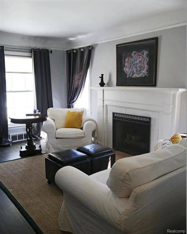 Grosse Pointe Woods, MI 48236,2101 LANCASTER Street