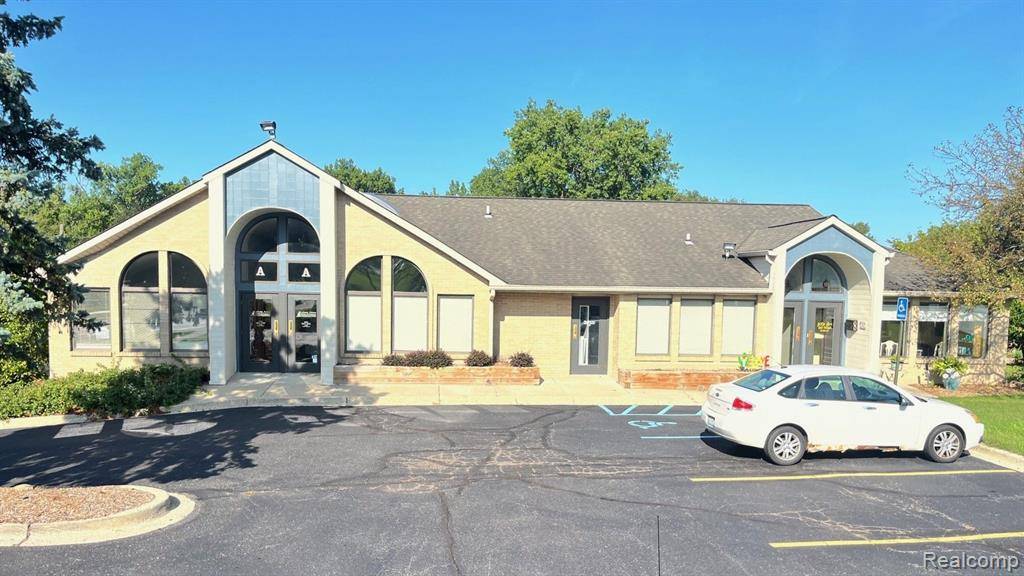 Walled Lake, MI 48390,305 N PONTIAC Trail