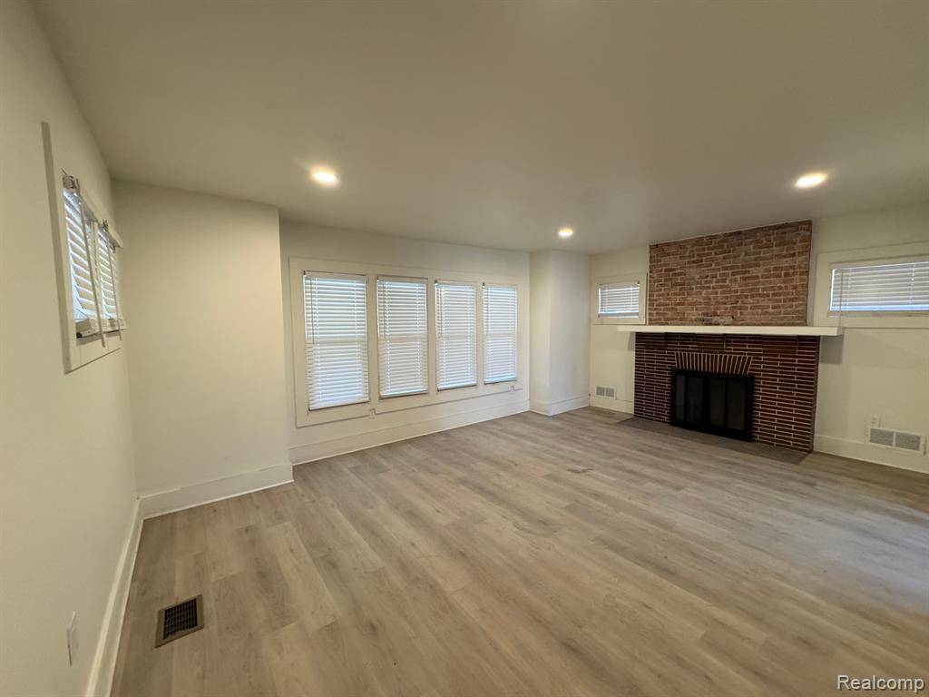Highland Park, MI 48203,100 MASSACHUSETTS Street