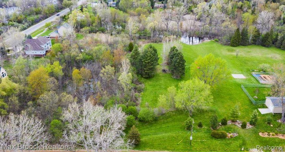 West Bloomfield, MI 48324,5660 Hickock