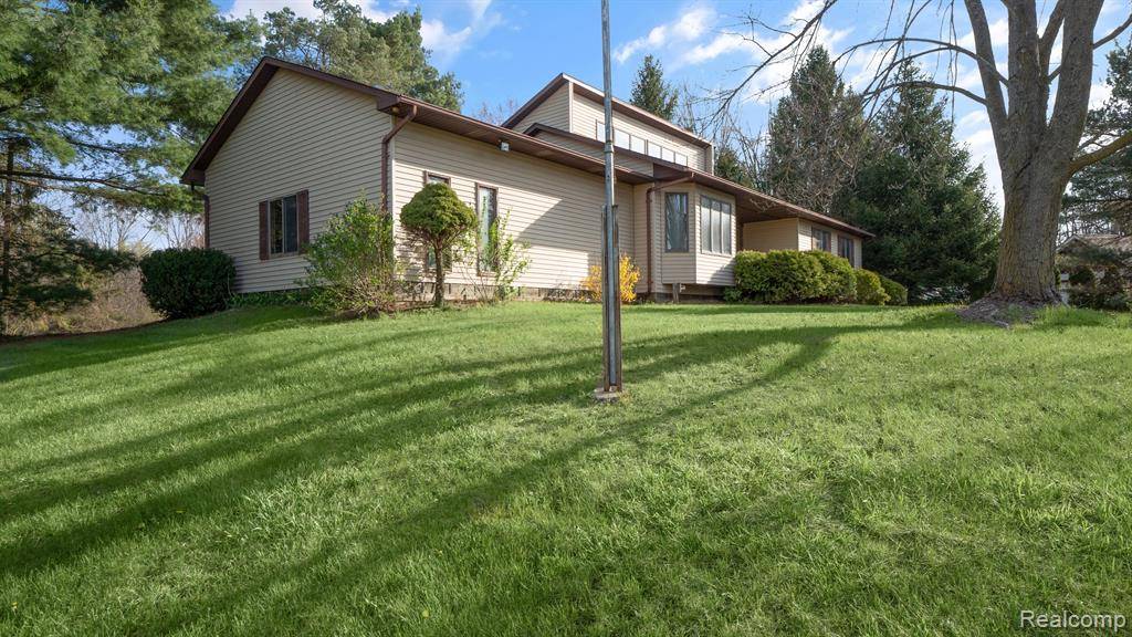 Holly, MI 48442,875 Hollyview Lane