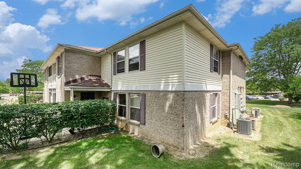 South Lyon, MI 48178,61043 GREENWOOD Drive