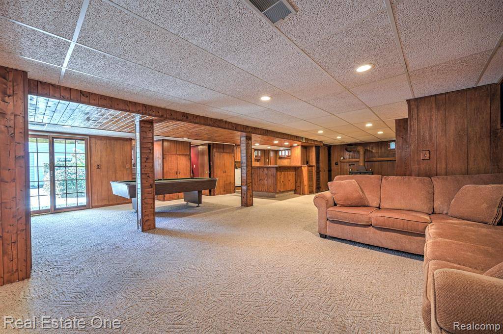 Rochester Hills, MI 48307,390 RED OAK Lane