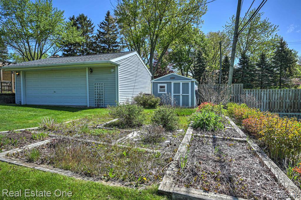 Rochester Hills, MI 48307,390 RED OAK Lane