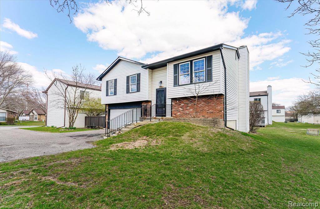 Troy, MI 48083,2919 ROUNDTREE Drive
