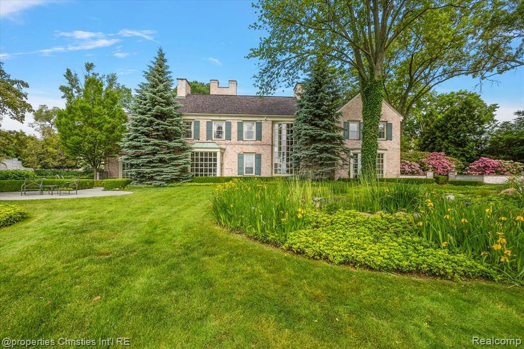 Grosse Pointe Farms, MI 48236,237 Lake Shore Road