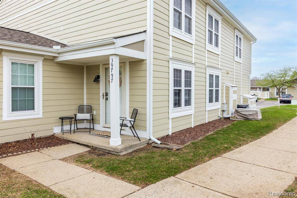 Novi, MI,39797 VILLAGE WOOD Lane