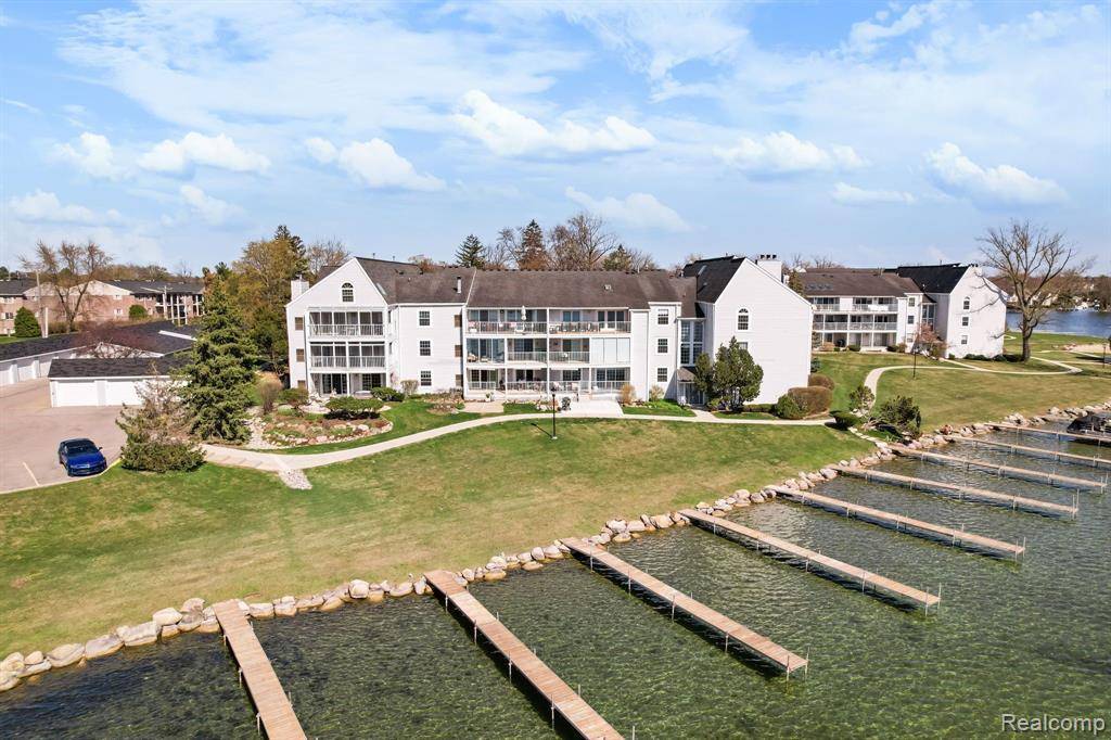 Waterford, MI 48328,3553 PORT COVE Drive