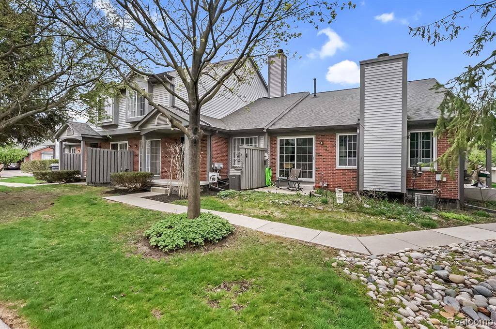 Walled Lake, MI 48390,525 WINWOOD Circle