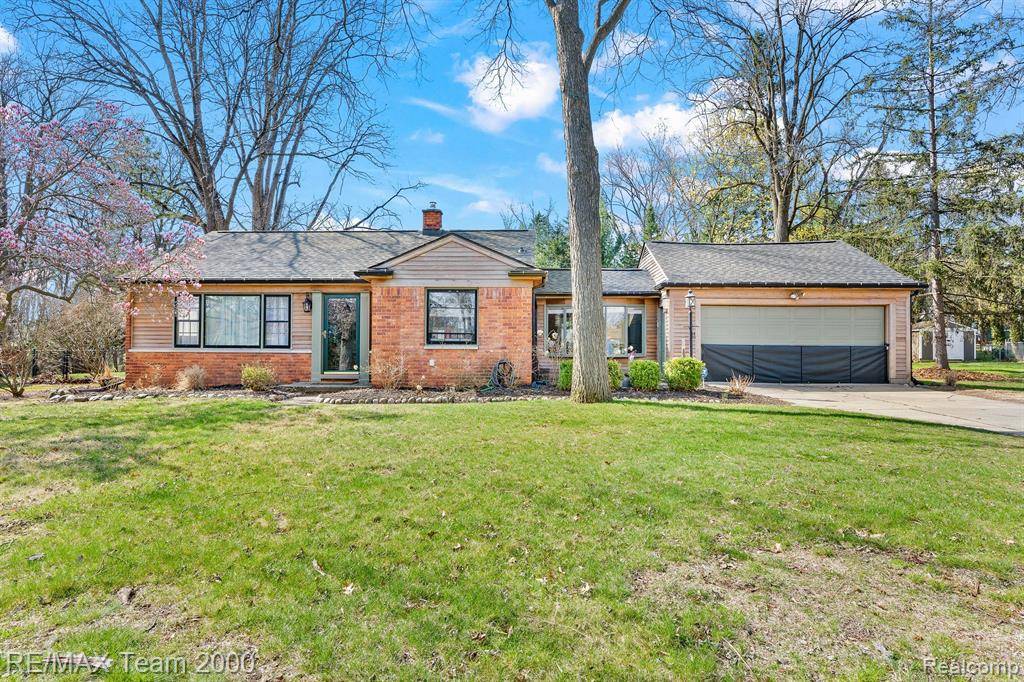 Orchard Lake Village, MI 48324,5585 OLD ORCHARD Trail