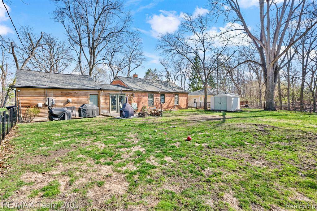 Orchard Lake Village, MI 48324,5585 OLD ORCHARD Trail