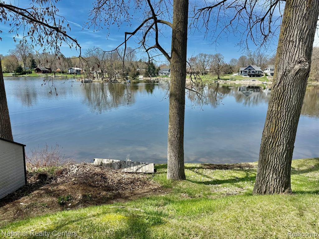 Brighton, MI 48114,8275 DONNA LOU Drive