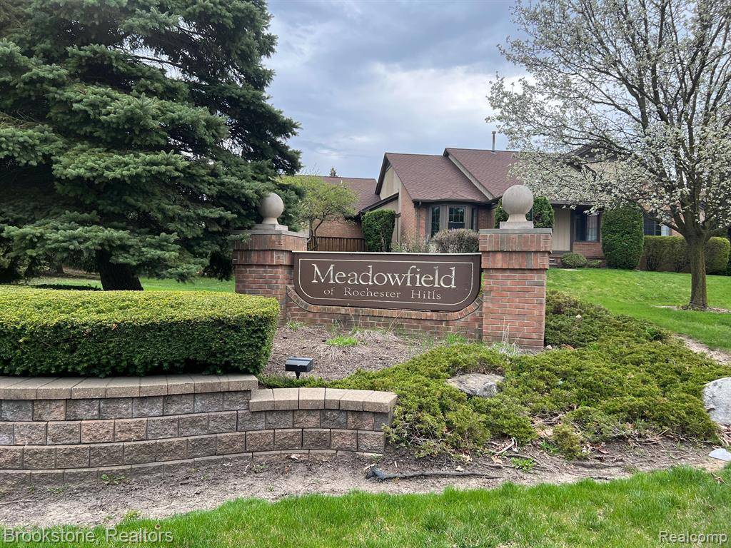 Rochester Hills, MI 48307,376 MEADOW BRIDGE Drive