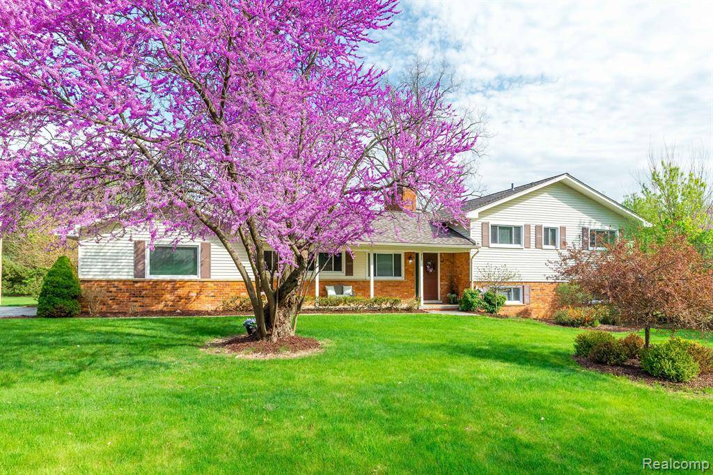 Bloomfield Hills, MI 48304,868 HELSTON Road
