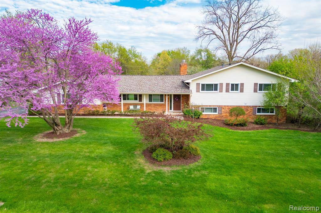 Bloomfield Hills, MI 48304,868 HELSTON Road