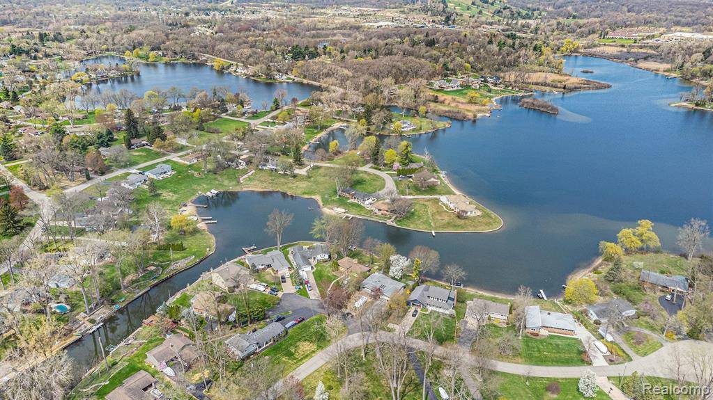 White Lake, MI 48383,890 BEACHWAY Drive