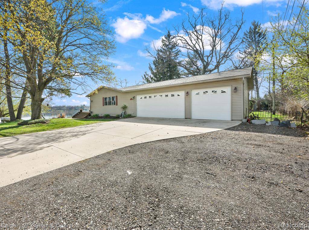 Howell, MI 48843,417 CHICAGO Drive