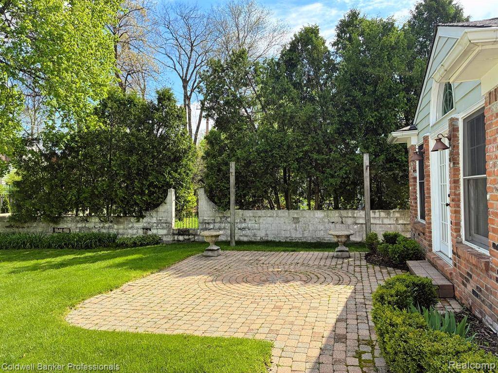 Birmingham, MI 48009,669 Mohegan Street