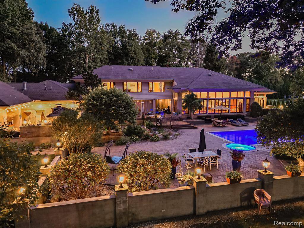 Clinton Twp, MI 48036,17477 IRIS Circle