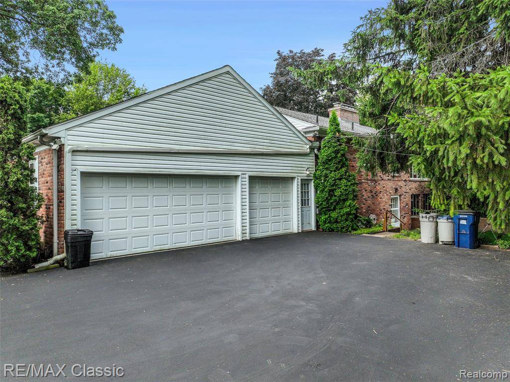 Bloomfield Hills, MI 48302,830 JONATHAN Lane