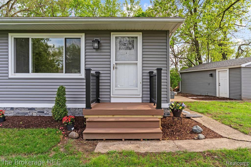 Waterford, MI 48327,5857 BERKLEY Drive