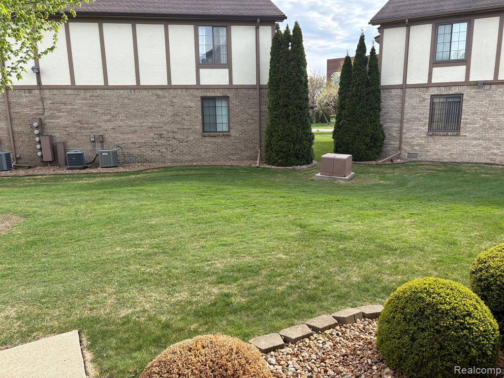 Saint Clair Shores, MI 48082,917 Country Club Drive