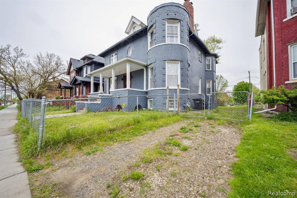 Detroit, MI 48202,700 W EUCLID Street