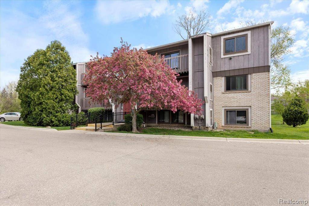 Farmington Hills, MI 48334,29890 W 12 MILE Road