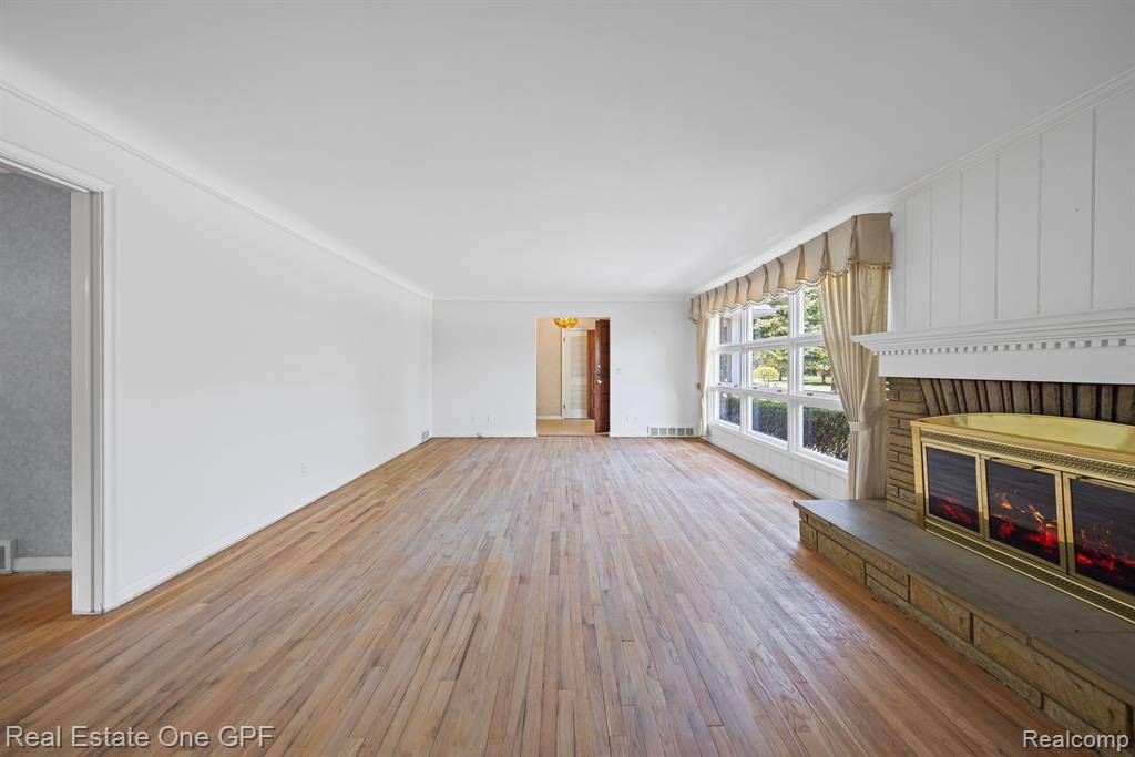 Grosse Pointe Woods, MI 48236,605 S HIGBIE Place