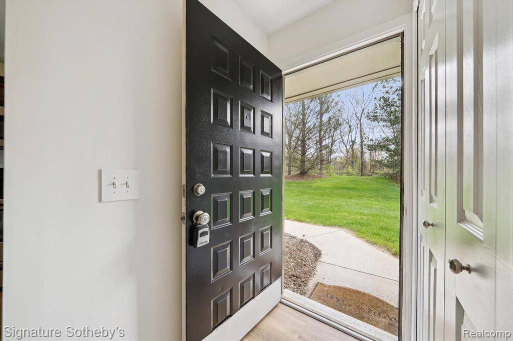 Farmington Hills, MI 48335,21920 INDIAN CREEK Drive