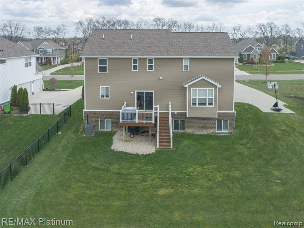 Howell, MI 48855,2237 WALNUT VIEW Drive