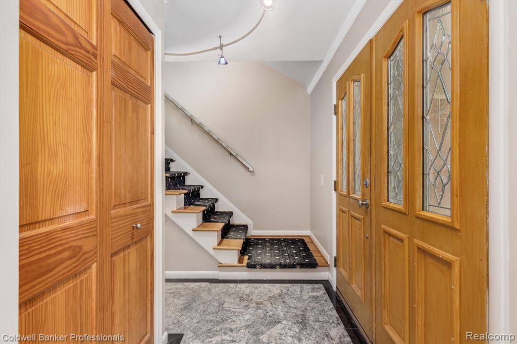 Grosse Pointe Woods, MI 48236,1451 EDMUNDTON Drive