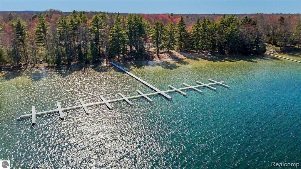 Traverse City, MI 49685,9086 N TOTTENHAM Drive