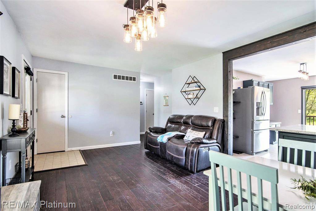 Howell, MI 48855,3687 STEINACKER Road