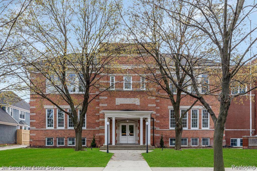 Grosse Pointe, MI 48230,389 SAINT CLAIR Avenue