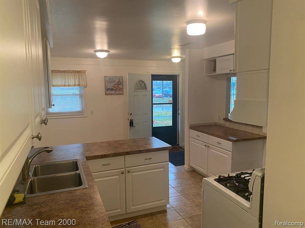 Dearborn Heights, MI 48125,4981 PARDEE Avenue