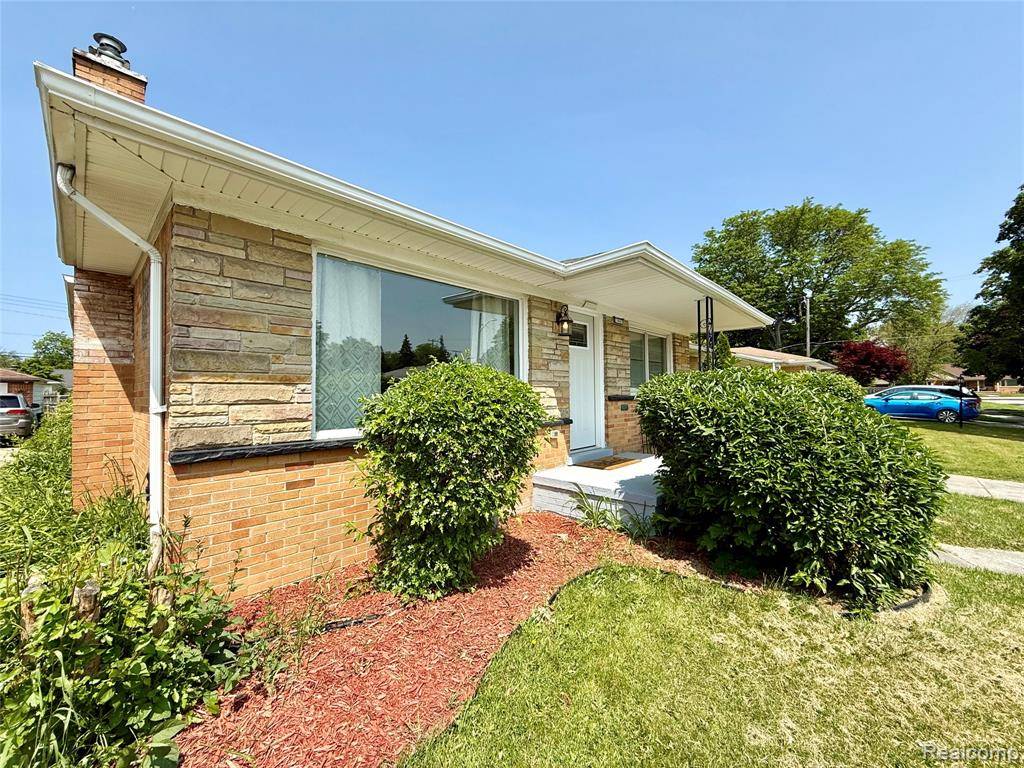 Dearborn Heights, MI 48127,7499 ROBINDALE Avenue